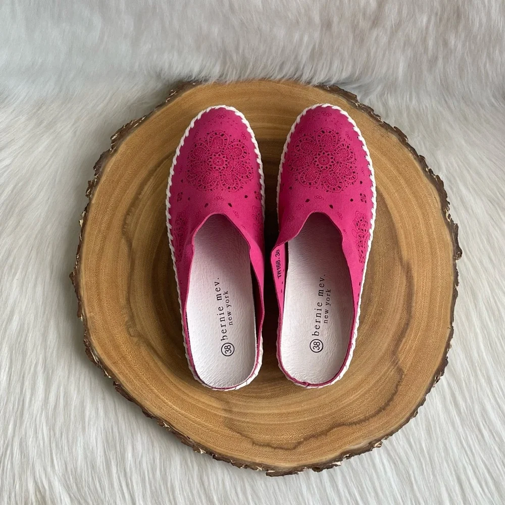 LIKE NEW bernie mev. perforated leather slide sneakers
